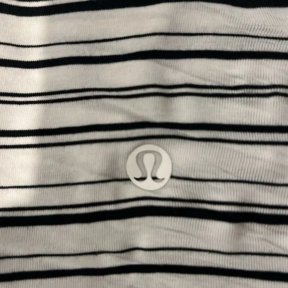 LULULEMON Women’s top - black and white striped size 4 - Picture 2 of 4